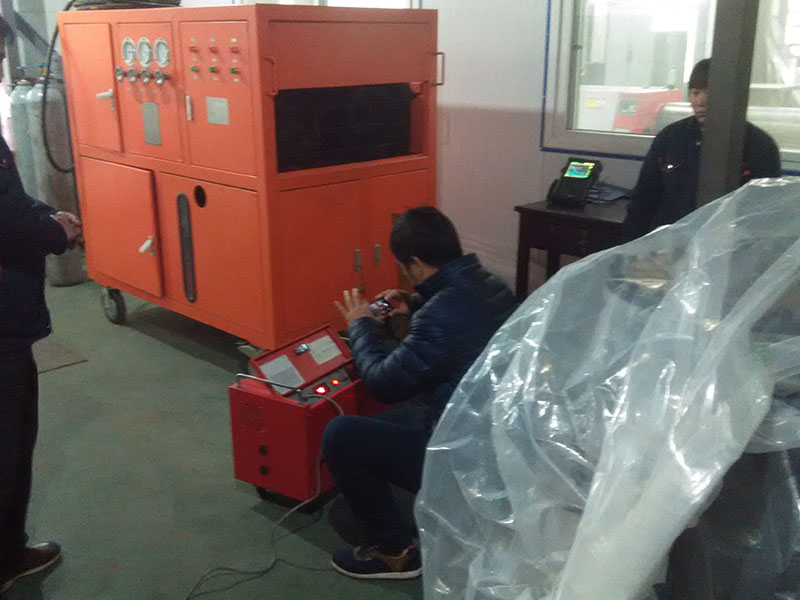 客户参观我公司SF6检测和回收装置。